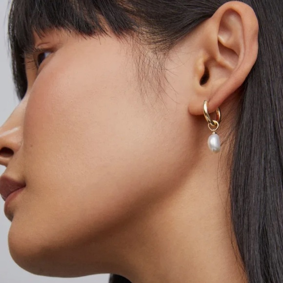 Kendra Scott Willa Gold Pearl Huggie Earrings in Freshwater Pearl - Picture 3 of 7